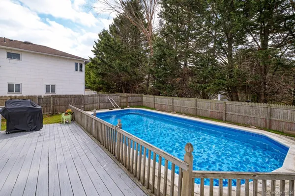 $682,723 | 14 Willoughby Place, West Islip, NY 11795