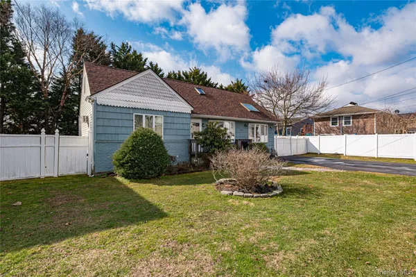 $682,723 | 14 Willoughby Place, West Islip, NY 11795