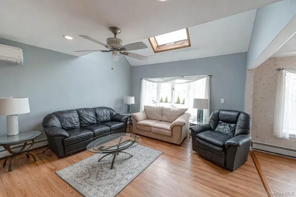 $682,723 | 14 Willoughby Place, West Islip, NY 11795