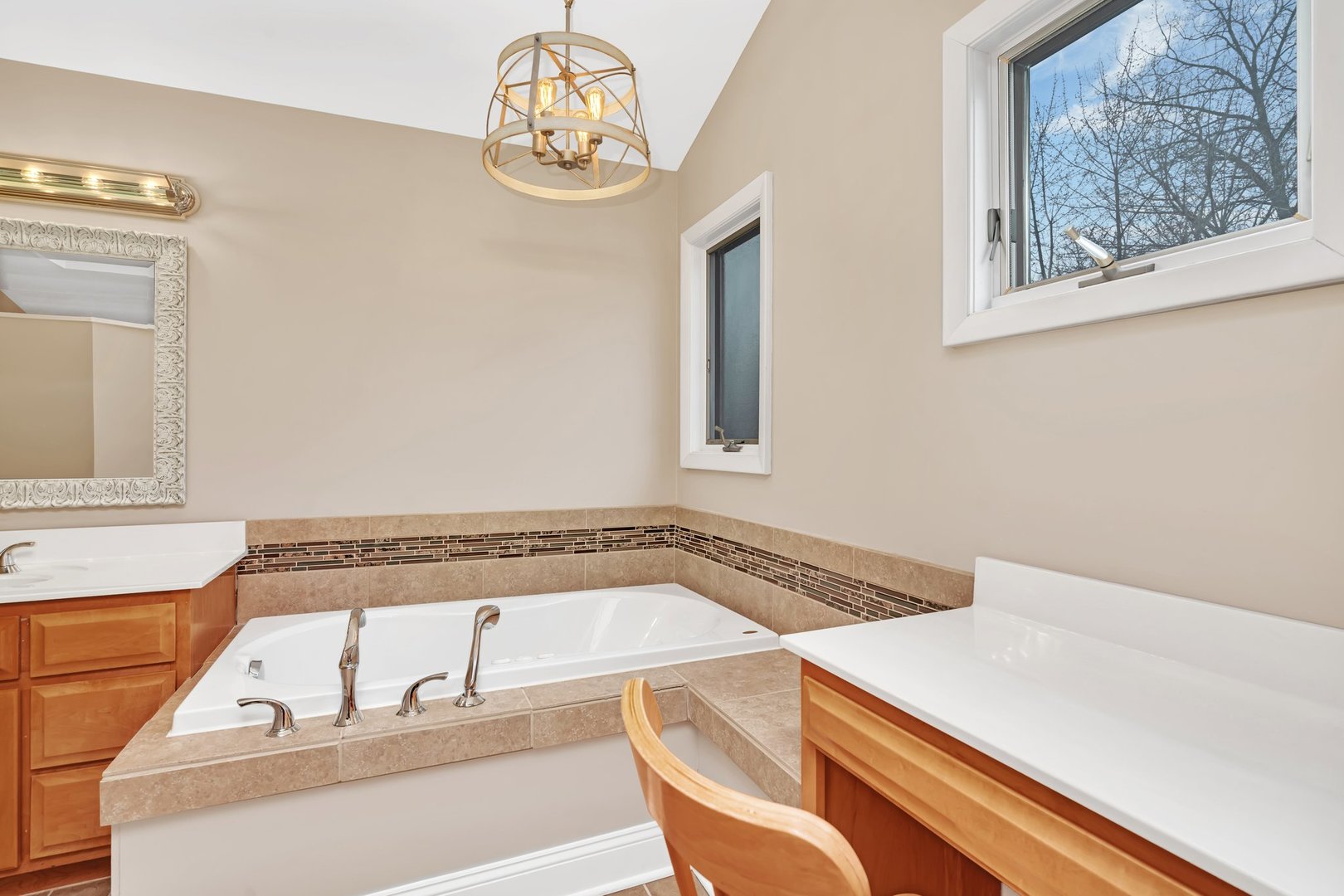 11600 North Brightway Road Mokena, IL 60448 - Photo 27 of 62 a view of a bath tub sitting in a bathroom