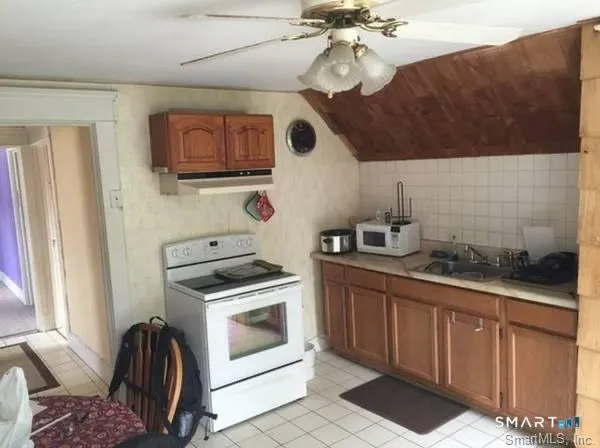 $1,750 | 1484 Dixwell Avenue, Unit 3, Hamden, CT 06514