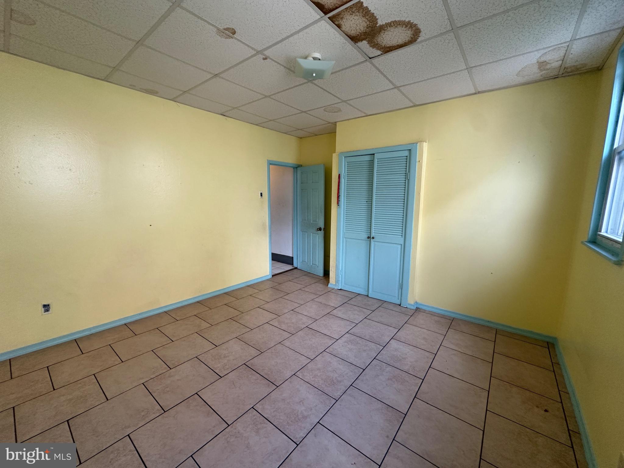 715 West Ritner Street Philadelphia, PA 19148 - Photo 9 of 19 a view of a room with a window