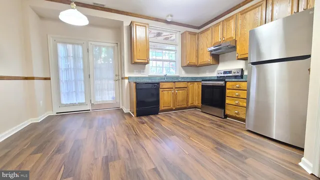 $2,400 | 1987 Teasel Court, Woodbridge, VA 22192