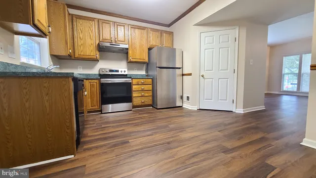 $2,400 | 1987 Teasel Court, Woodbridge, VA 22192