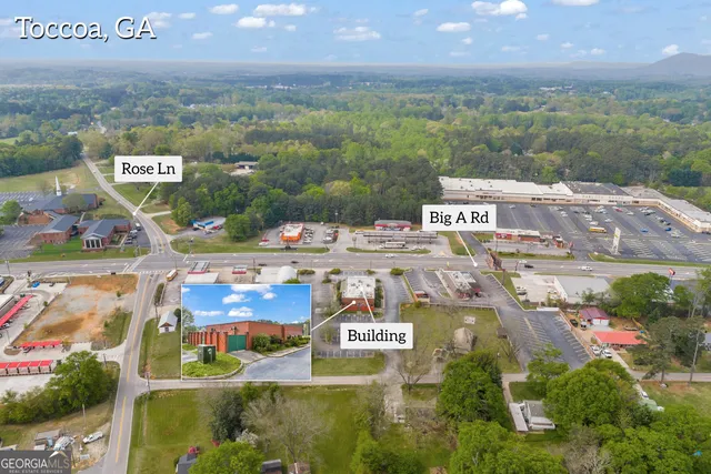 a view of a swimming pool with seating space