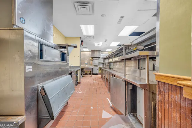 a picture of street light pole