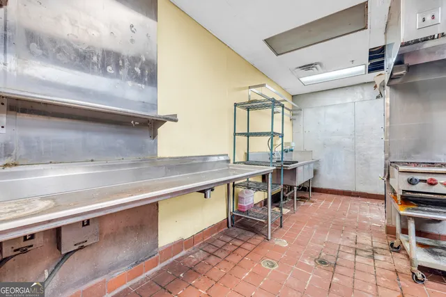 a view of a fountain in front of a building