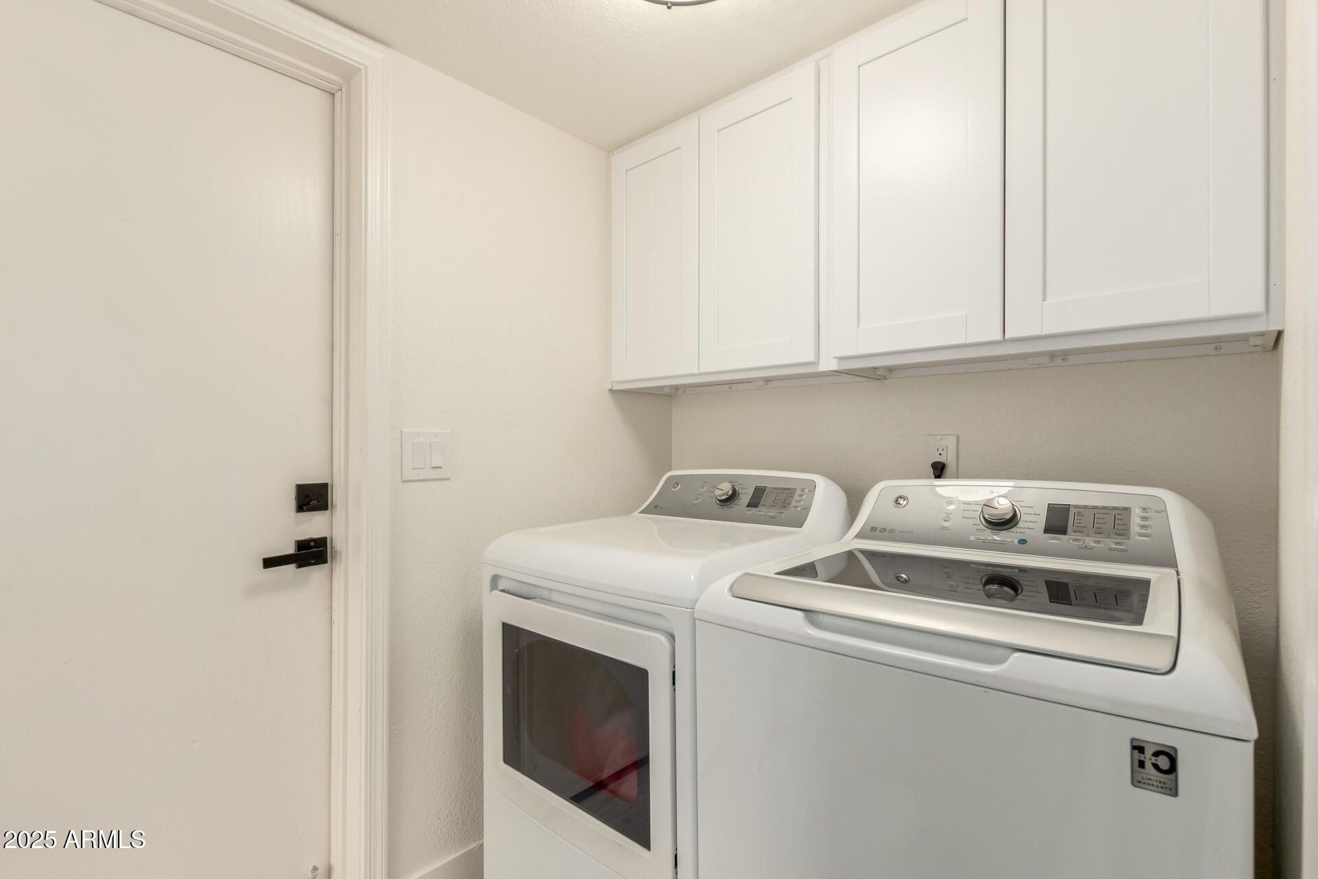 13042 South 42nd Street Phoenix, AZ 85044 - Photo 24 of 39 a utility room with dryer and washer