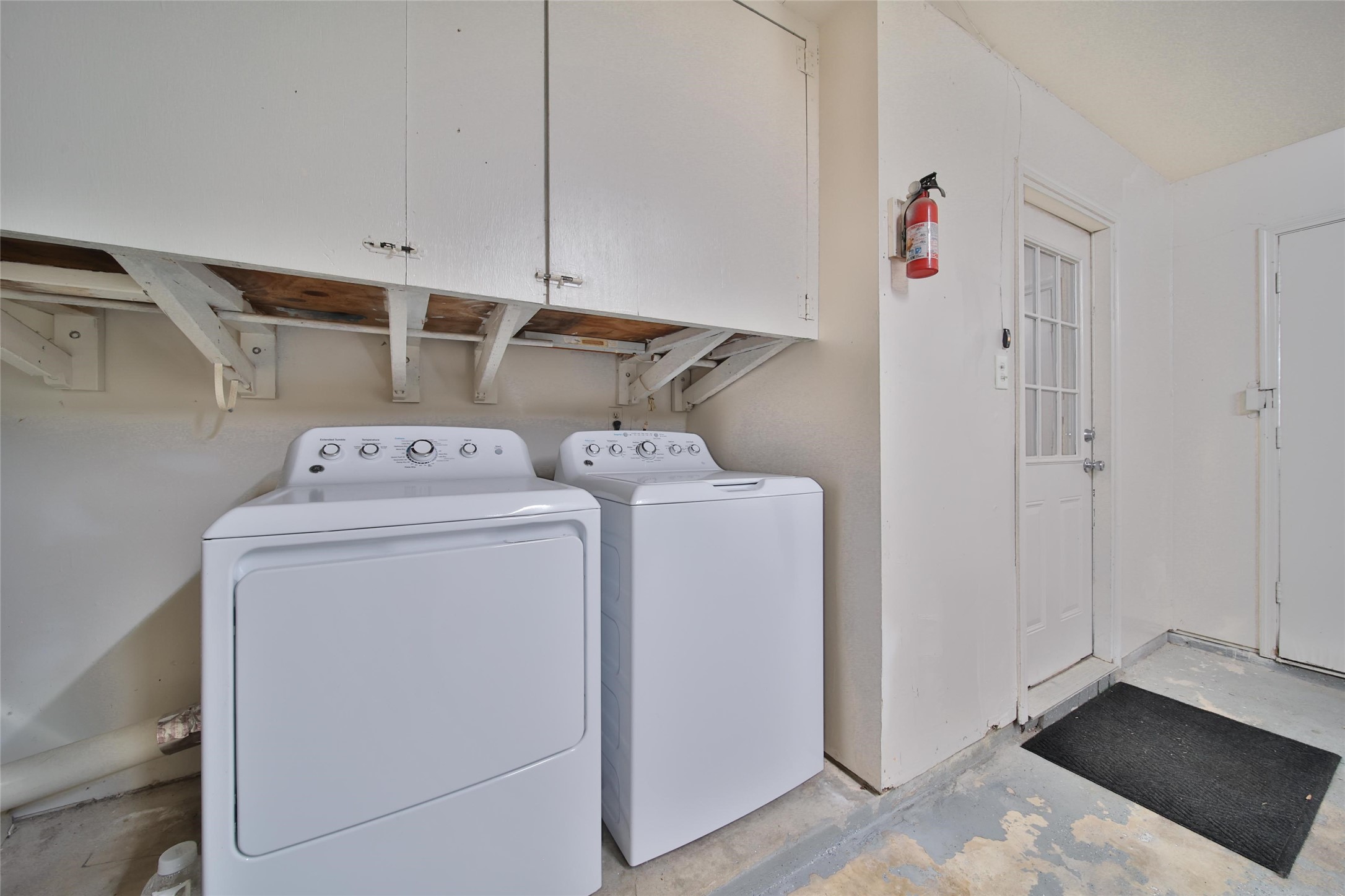 990 Redway Lane Houston, TX 77062 - Photo 12 of 21 Washer and Dryer