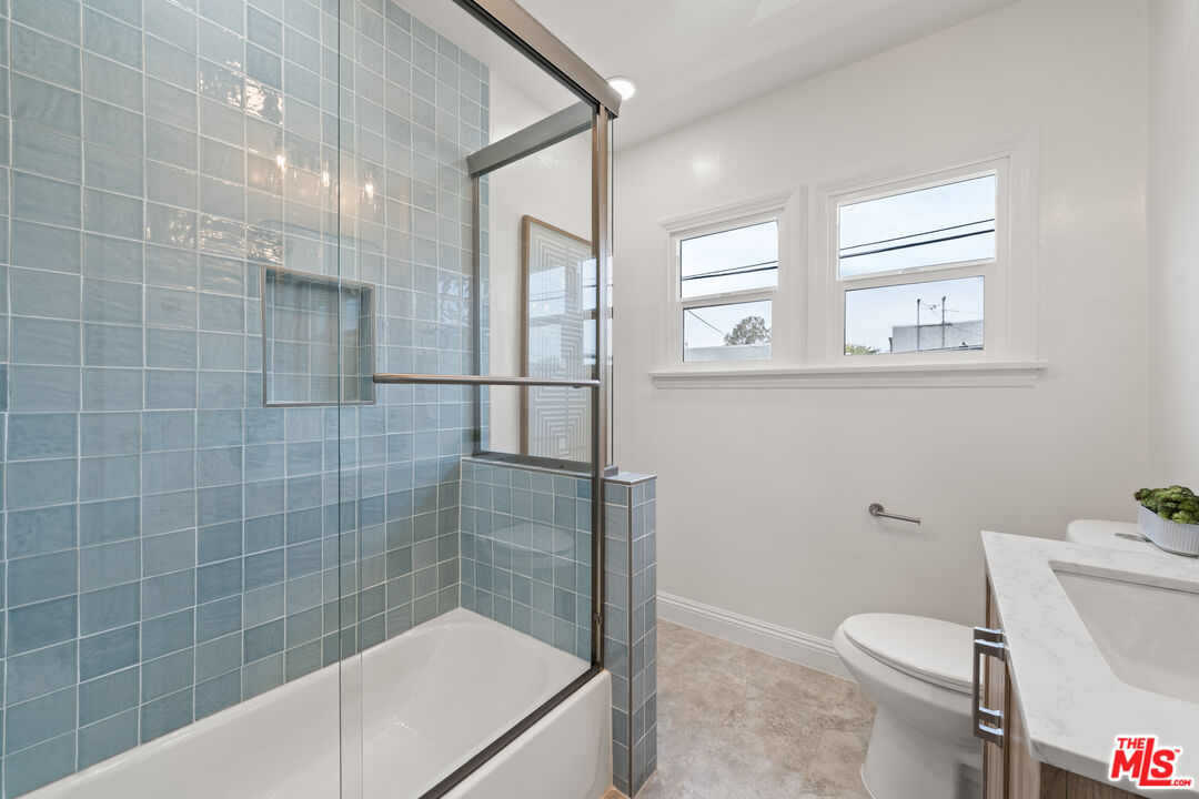 2941 Redondo Boulevard Los Angeles, CA 90016 - Photo 11 of 16