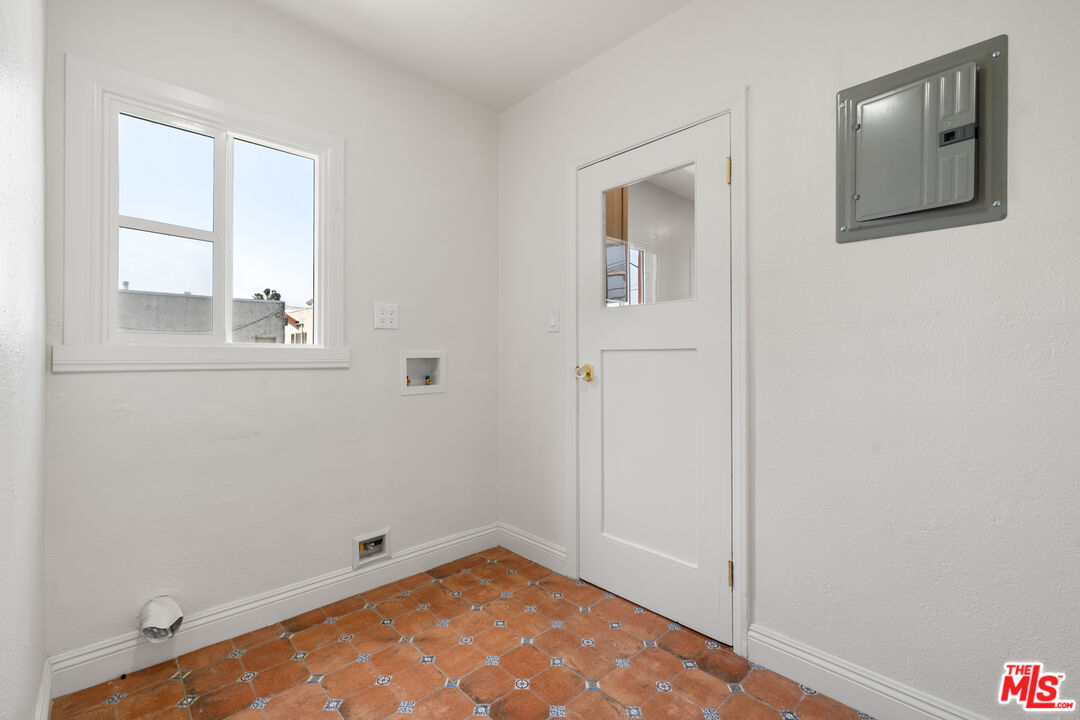 2941 Redondo Boulevard Los Angeles, CA 90016 - Photo 15 of 16