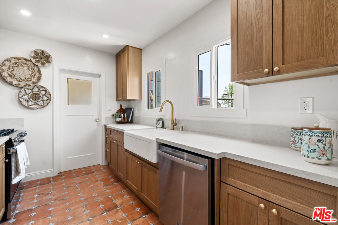 2941 Redondo Boulevard Los Angeles, CA 90016 - Photo 7 of 16