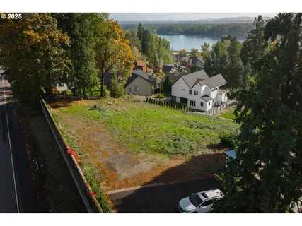 a view of a back yard of the house and front view of a lake