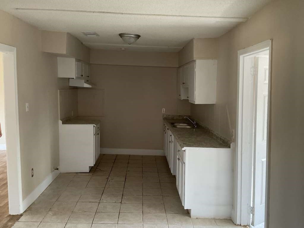 815 West 12th Street Freeport, TX 77541 - Photo 5 of 11 a utility room with dryer and washer