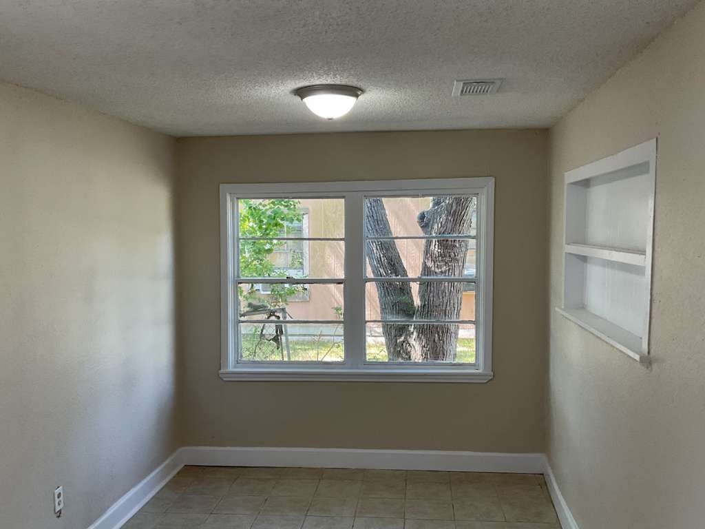 815 West 12th Street Freeport, TX 77541 - Photo 5 of 9 a view of empty room with window