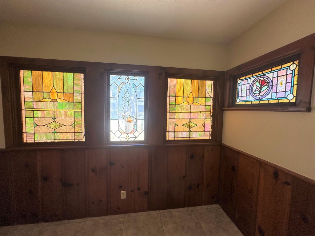 903 Lamonte Lane Houston, TX 77018 - Photo 12 of 36 a view of an empty room with a window