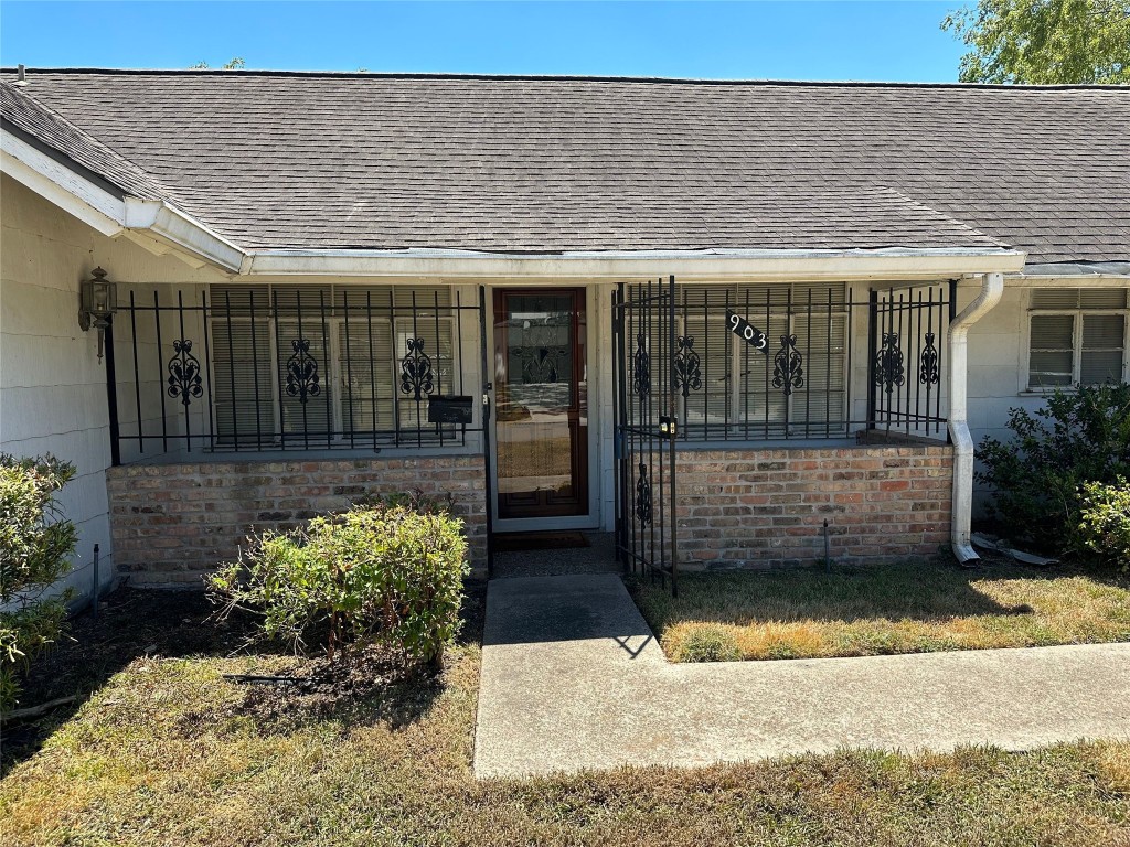 903 Lamonte Lane Houston, TX 77018 - Photo 2 of 36 a view of a porch