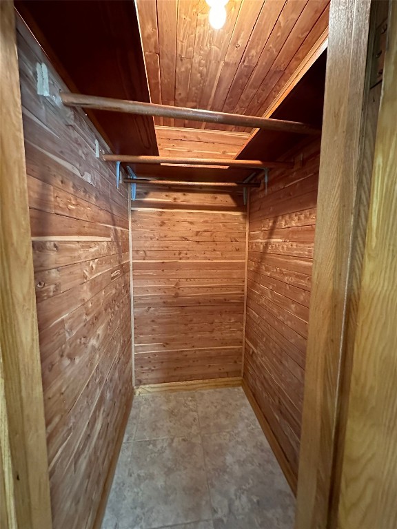 903 Lamonte Lane Houston, TX 77018 - Photo 21 of 36 a view of walk in closet