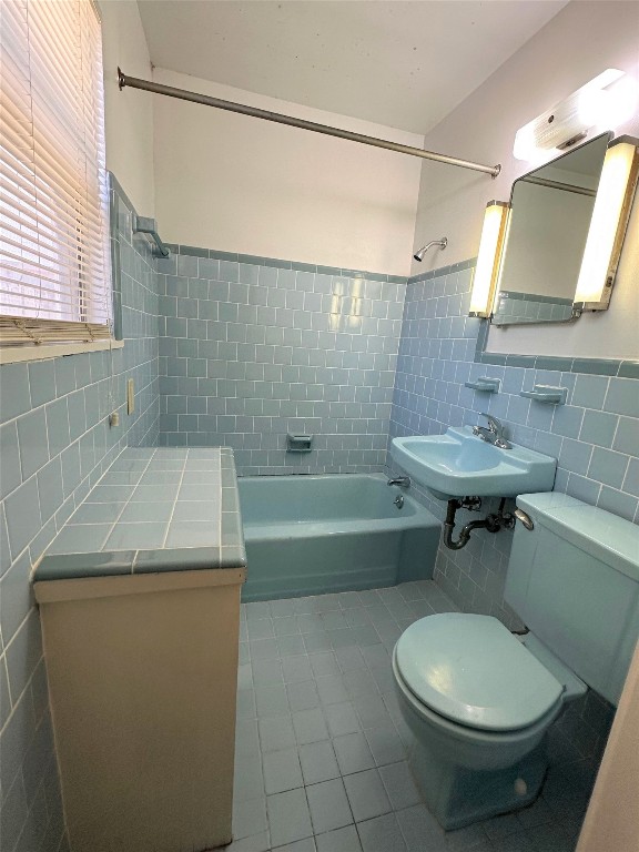 903 Lamonte Lane Houston, TX 77018 - Photo 22 of 36 a bathroom with a sink a toilet and bathtub