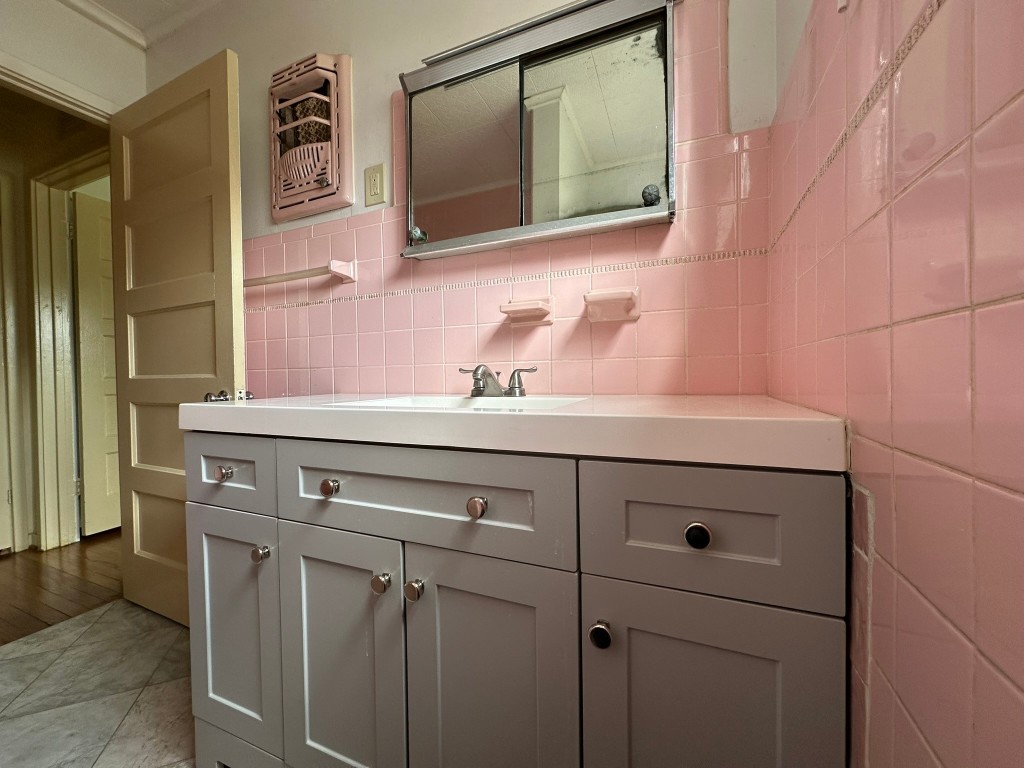 903 Lamonte Lane Houston, TX 77018 - Photo 27 of 36 a bathroom with a sink and a mirror