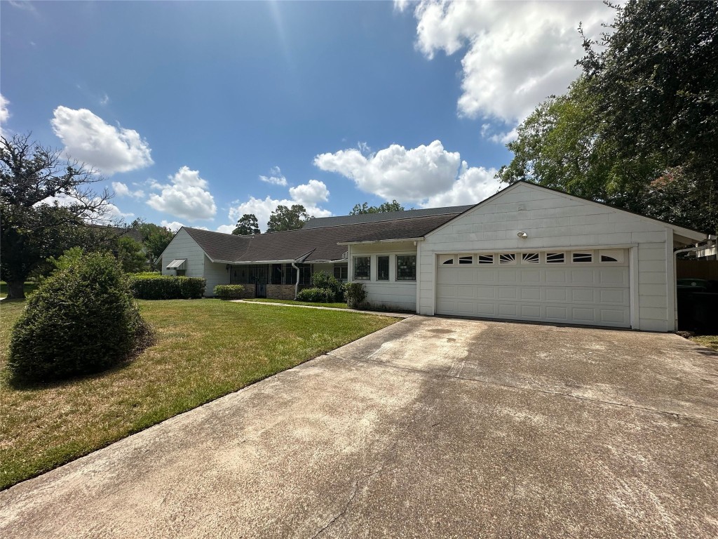 903 Lamonte Lane Houston, TX 77018 - Photo 33 of 36 a view of a house with a yard and garage