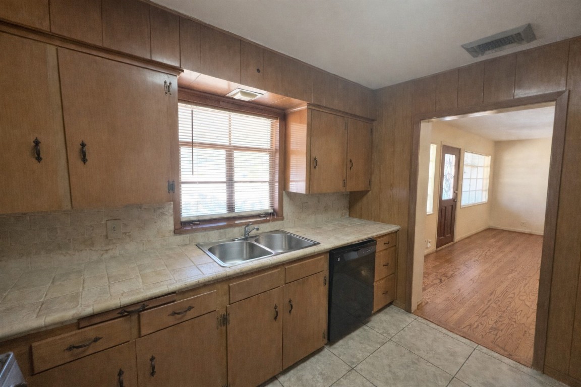 903 Lamonte Lane Houston, TX 77018 - Photo 8 of 36 a kitchen with a sink and cabinets