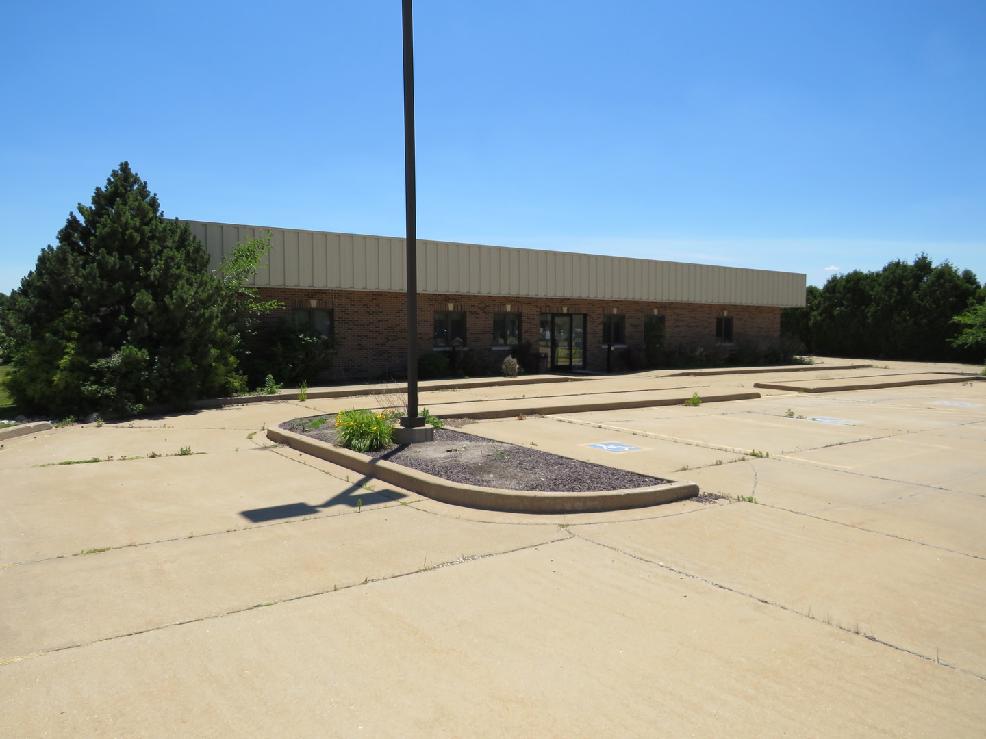 501 Oakley Avenue Streator, IL 61364 - Photo 1 of 40 a swimming pool with an outdoor space
