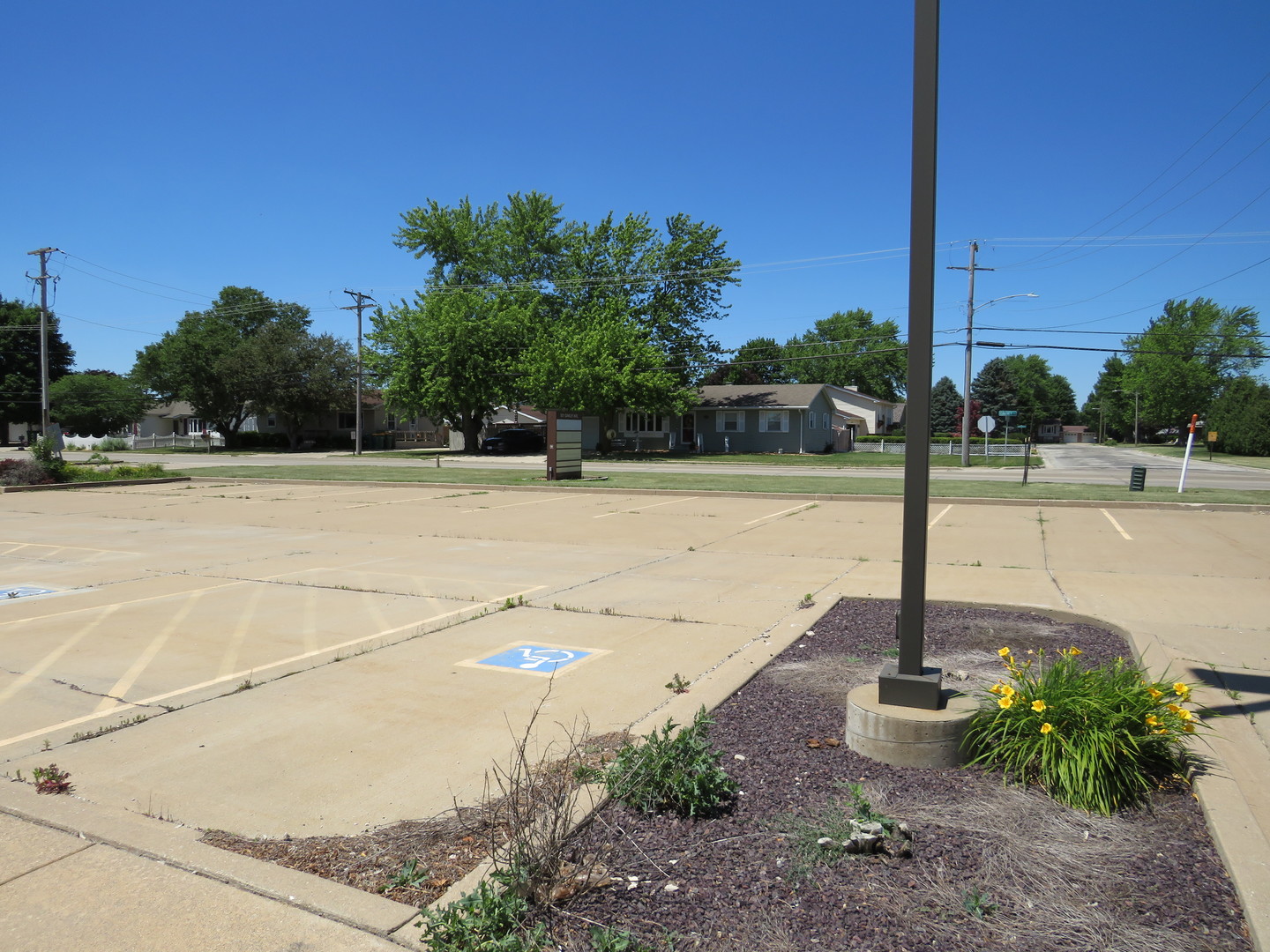 501 Oakley Avenue Streator, IL 61364 - Photo 11 of 40 a view of a tennis court