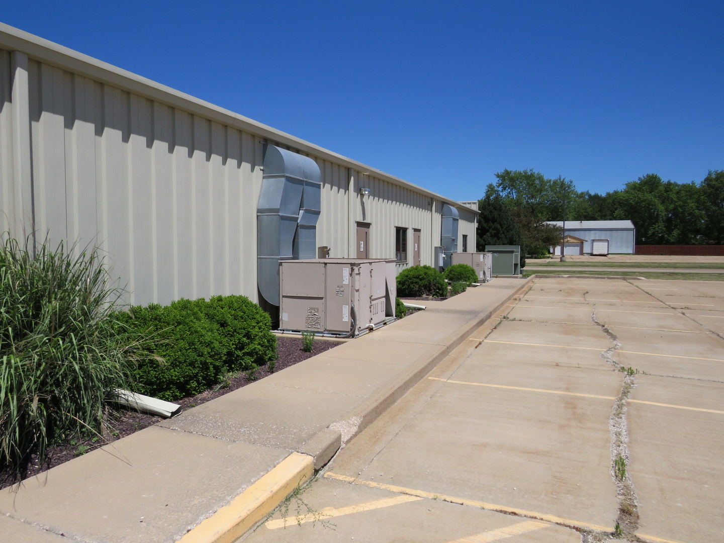 501 Oakley Avenue Streator, IL 61364 - Photo 14 of 40 a house view with a backyard space
