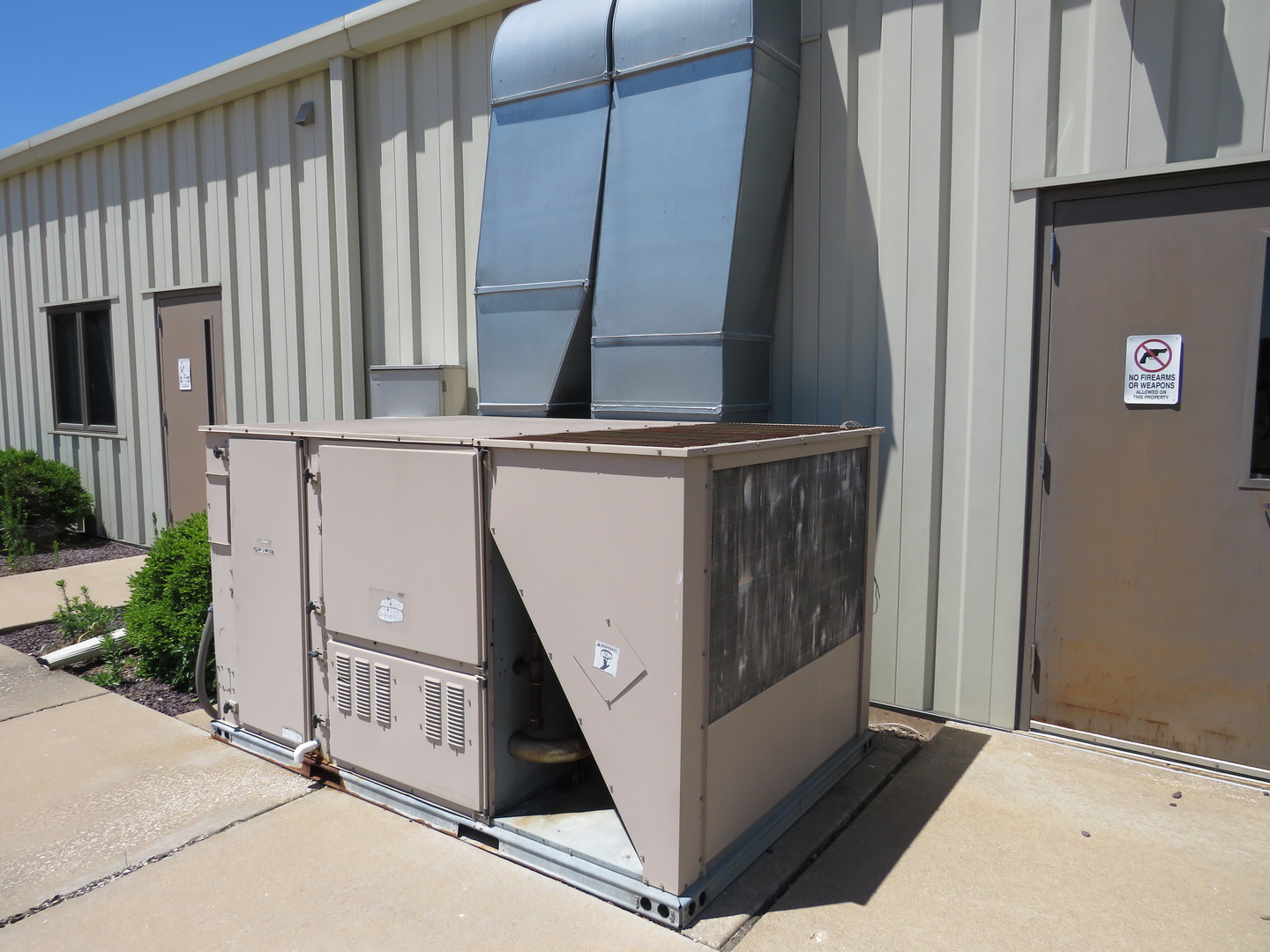 501 Oakley Avenue Streator, IL 61364 - Photo 15 of 40 a view of an entryway with staircase