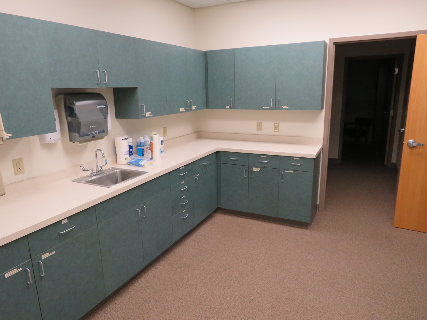 501 Oakley Avenue Streator, IL 61364 - Photo 21 of 40 a bathroom with a sink and a mirror