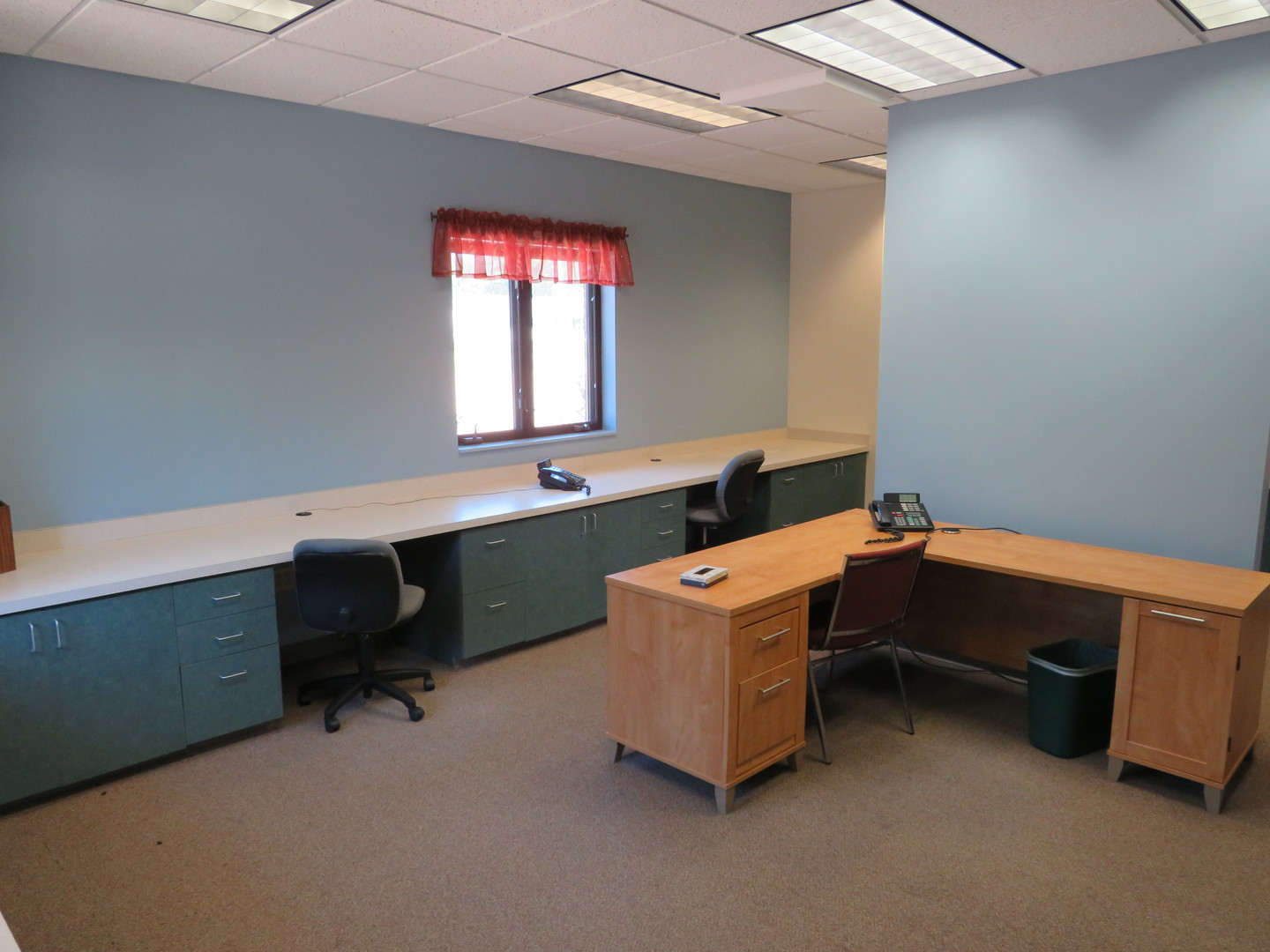501 Oakley Avenue Streator, IL 61364 - Photo 23 of 40 a room with a desk and a window