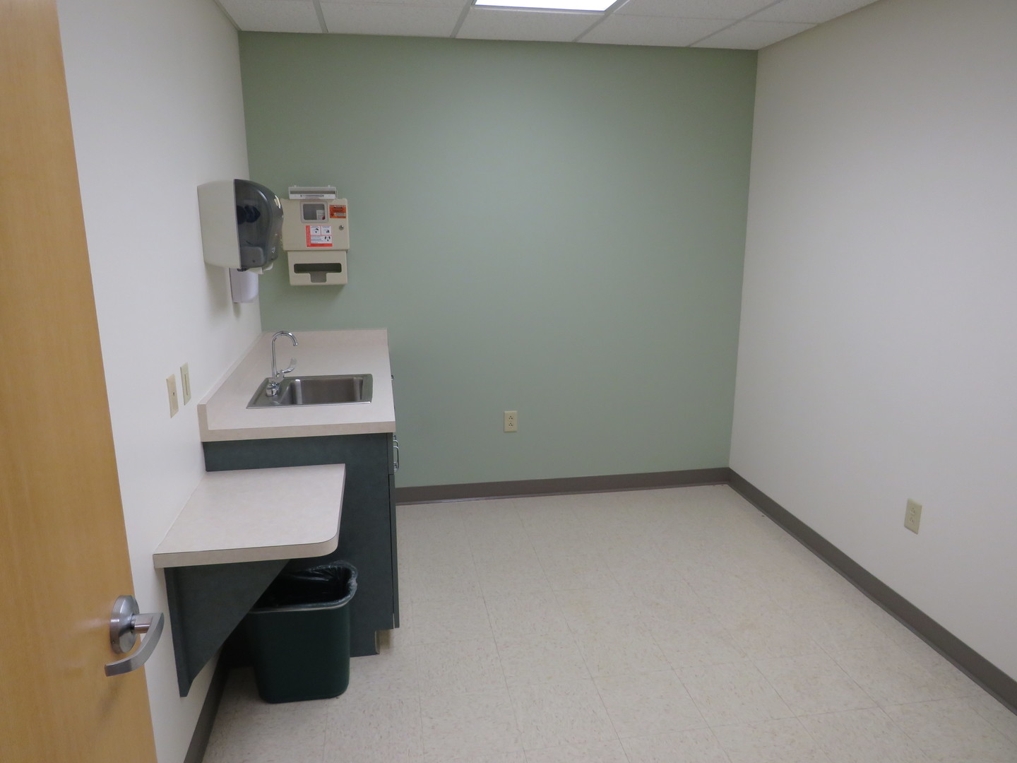 501 Oakley Avenue Streator, IL 61364 - Photo 27 of 40 a room with a sink and a window