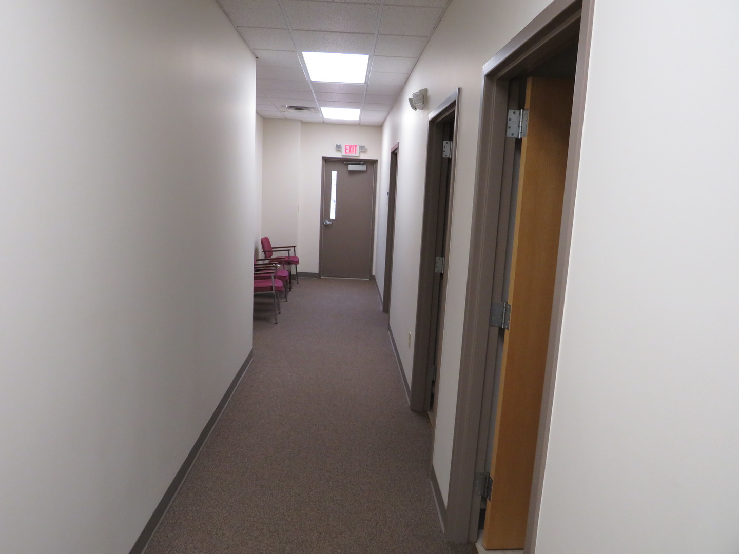 501 Oakley Avenue Streator, IL 61364 - Photo 28 of 40 a close view of a hallway