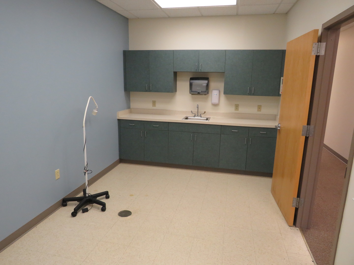 501 Oakley Avenue Streator, IL 61364 - Photo 30 of 40 a bathroom with a sink a mirror and a bathtub