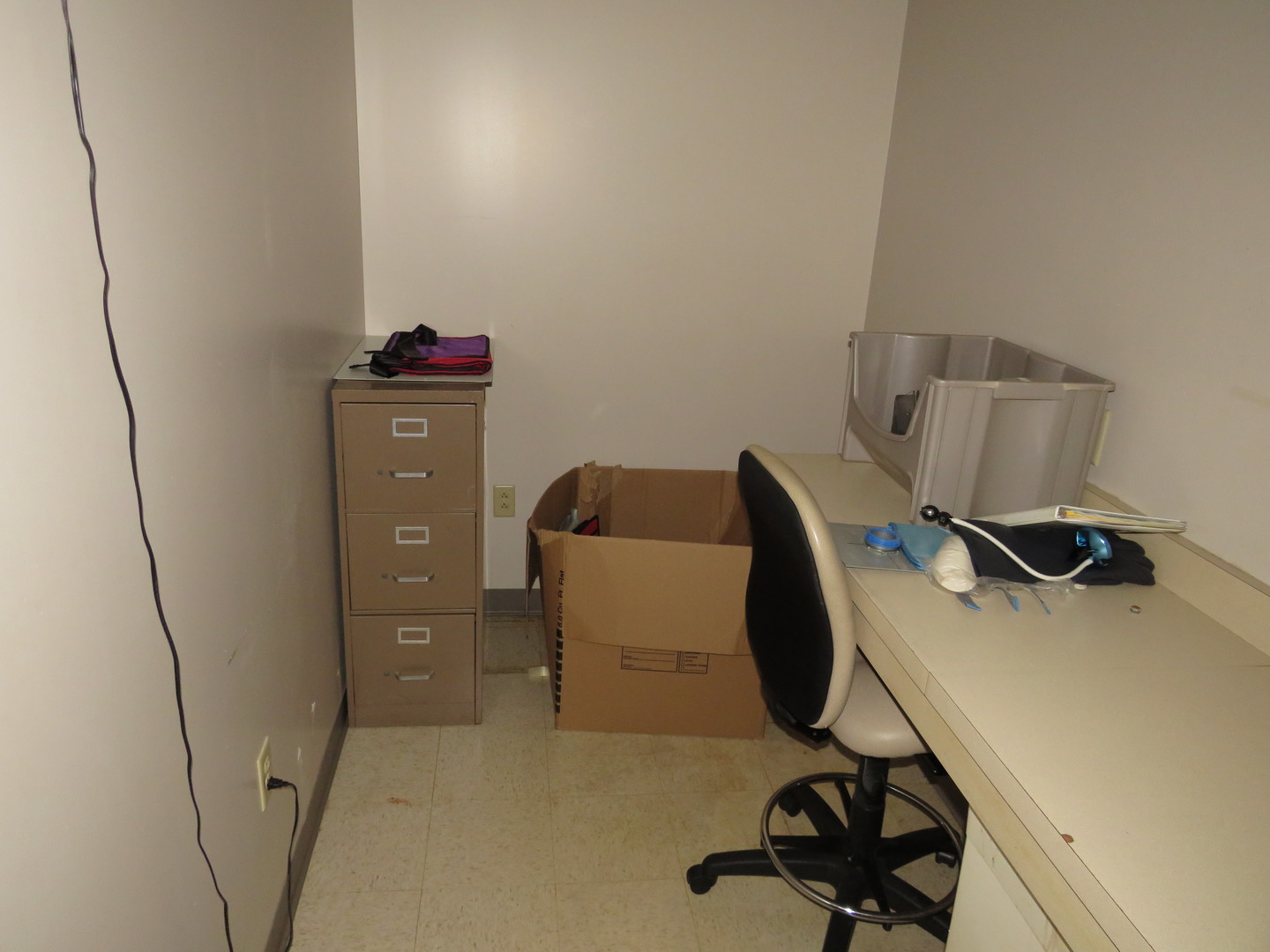 501 Oakley Avenue Streator, IL 61364 - Photo 34 of 40 a view of workspace with lounge chair