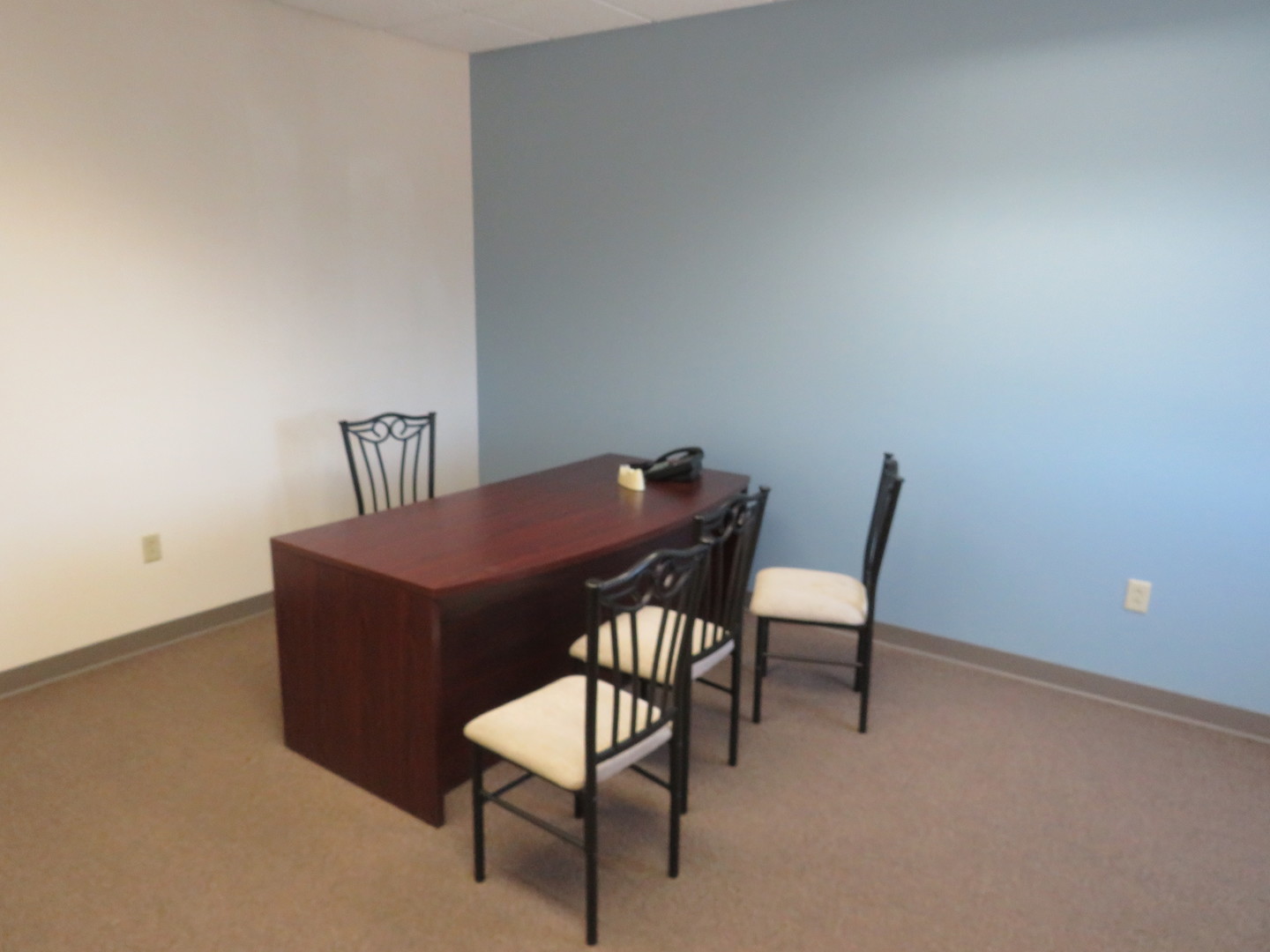 501 Oakley Avenue Streator, IL 61364 - Photo 36 of 40 a view of a room with a table and chairs