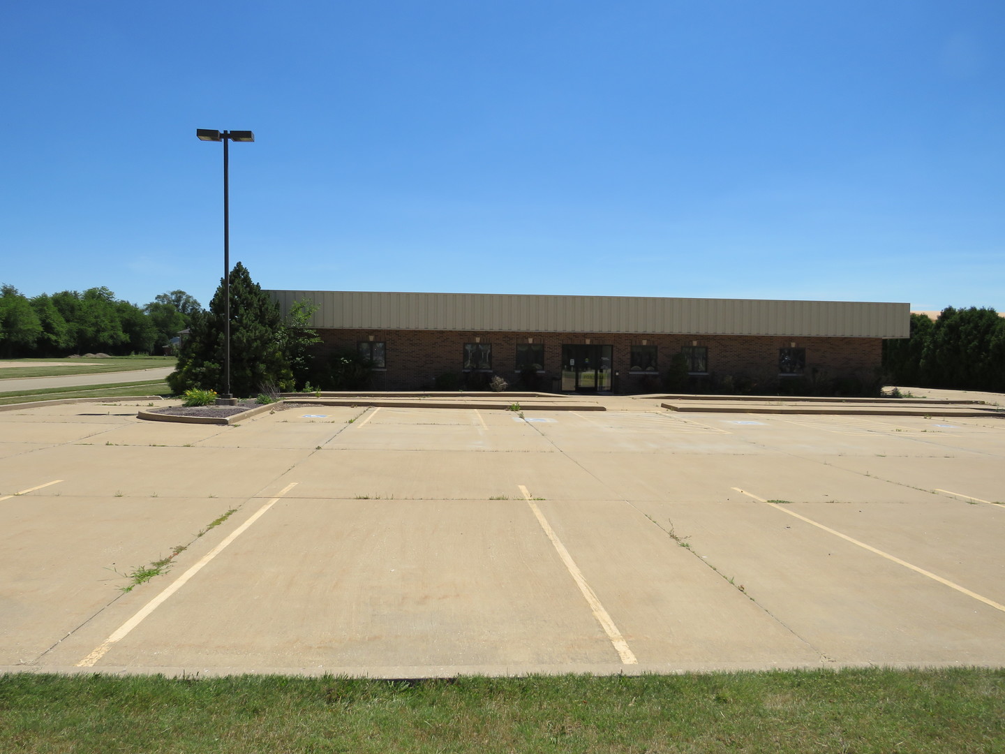 501 Oakley Avenue Streator, IL 61364 - Photo 4 of 40 a view of a swimming pool with a yard