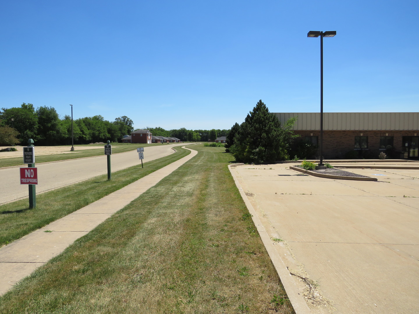 501 Oakley Avenue Streator, IL 61364 - Photo 7 of 40 a view of a swimming pool with a yard