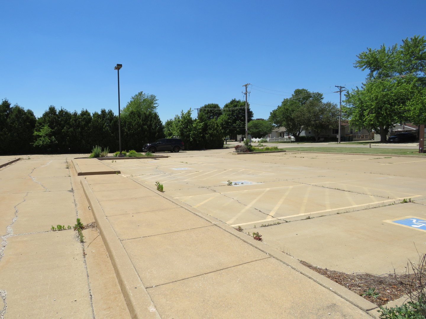 501 Oakley Avenue Streator, IL 61364 - Photo 10 of 40 a view of an outdoor space and tennis court