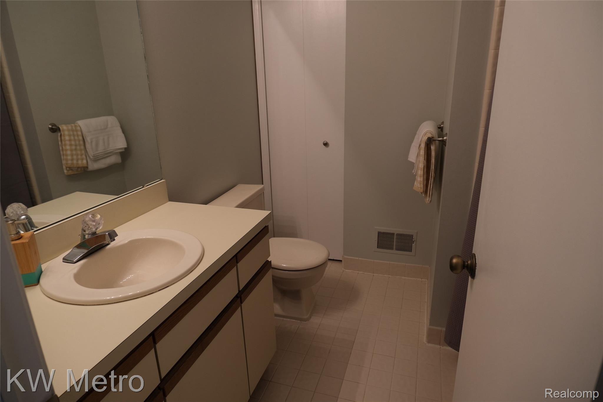 645 South Crooks Road Clawson, MI 48017 - Photo 15 of 18 Second Floor Full Bath