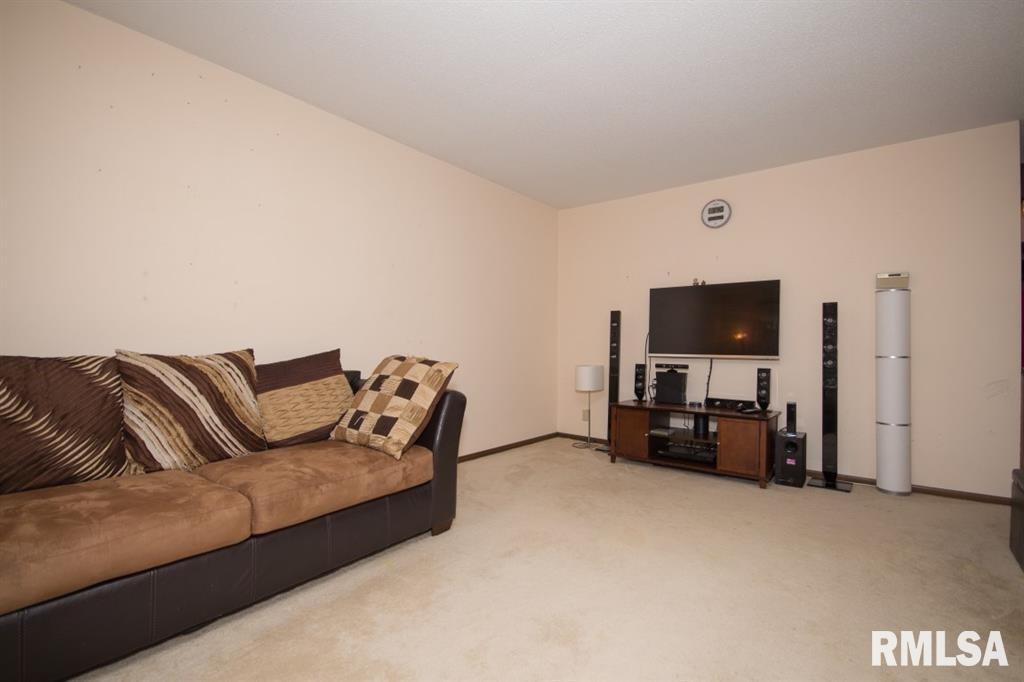 3105 Parkwild Drive Bettendorf, IA 52722 - Photo 4 of 9