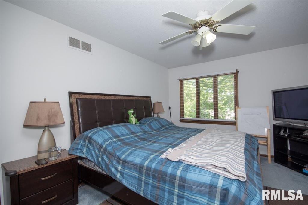 3105 Parkwild Drive Bettendorf, IA 52722 - Photo 6 of 9