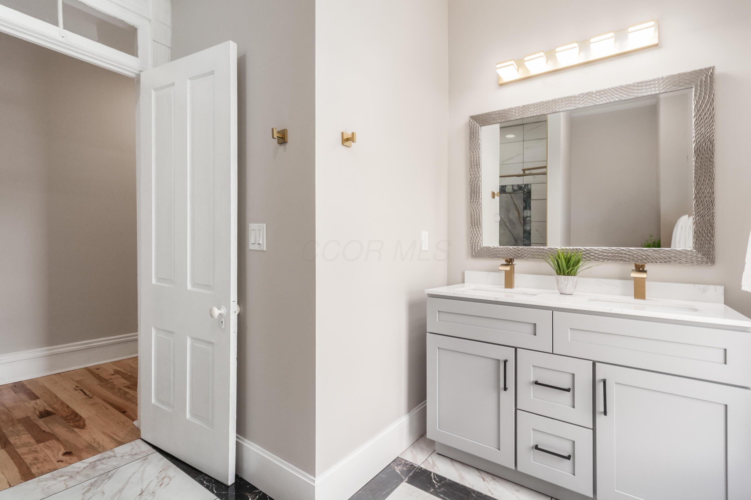 195 North Monroe Avenue Columbus, OH 43203 - Photo 25 of 30 Full Bath