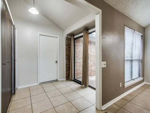 a view of an entryway with a livingroom
