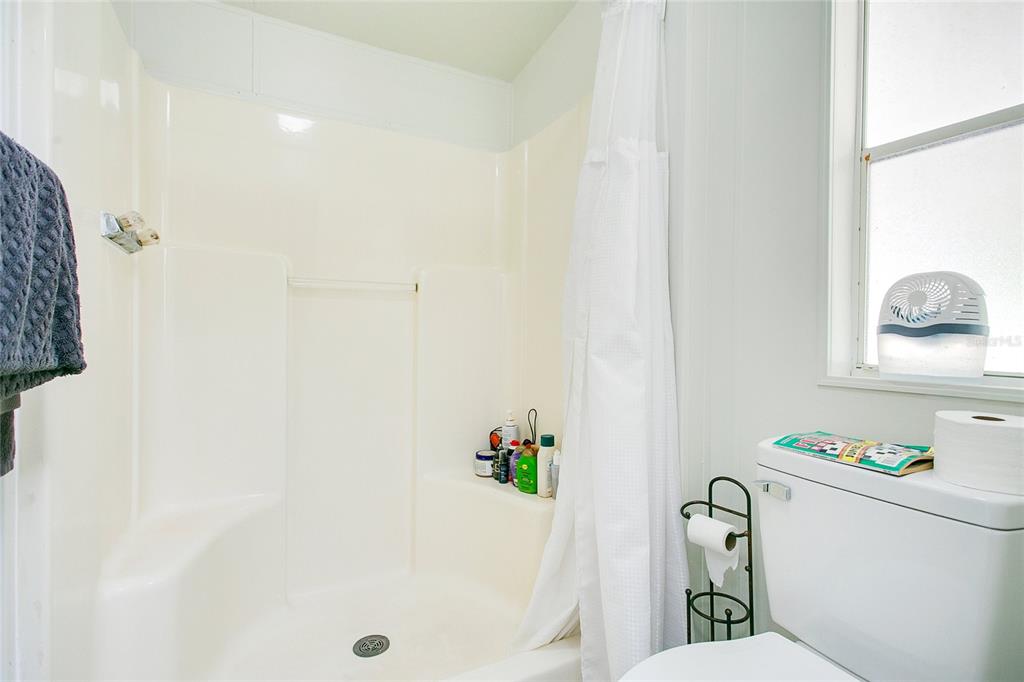 20412 Raccoon Road Altoona, FL 32702 - Photo 9 of 30 Walk In Shower for Convenience