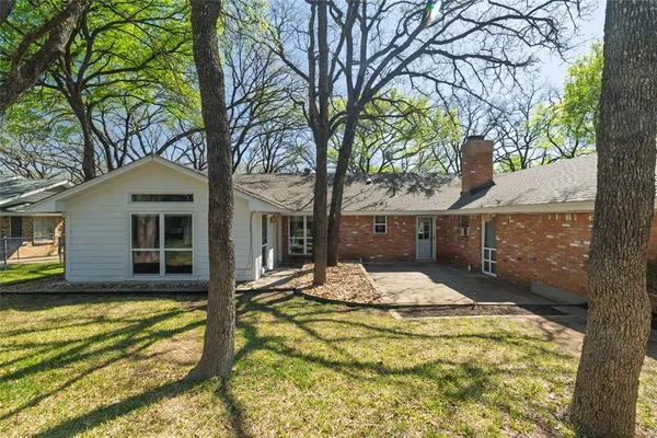a view of a yard in front of house