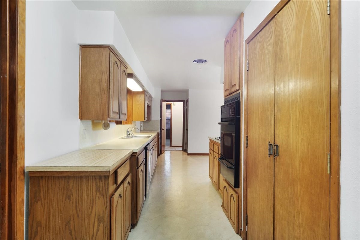 1403 Marlock Lane Pasadena, TX 77502 - Photo 10 of 32 a bathroom with a sink and a mirror