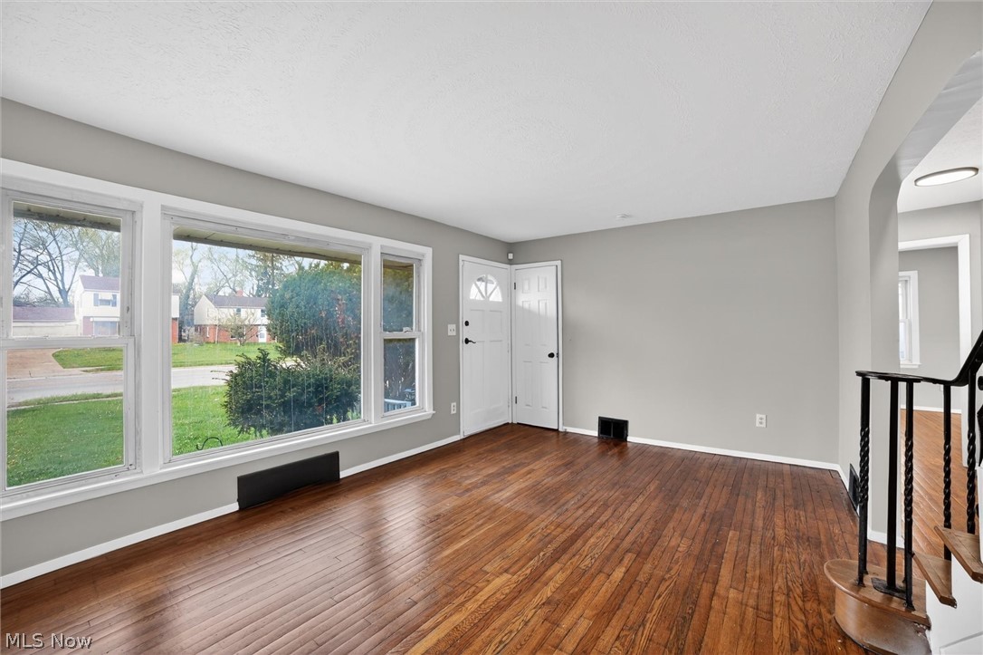 303 South Green Road Cleveland, OH 44121 - Photo 4 of 32