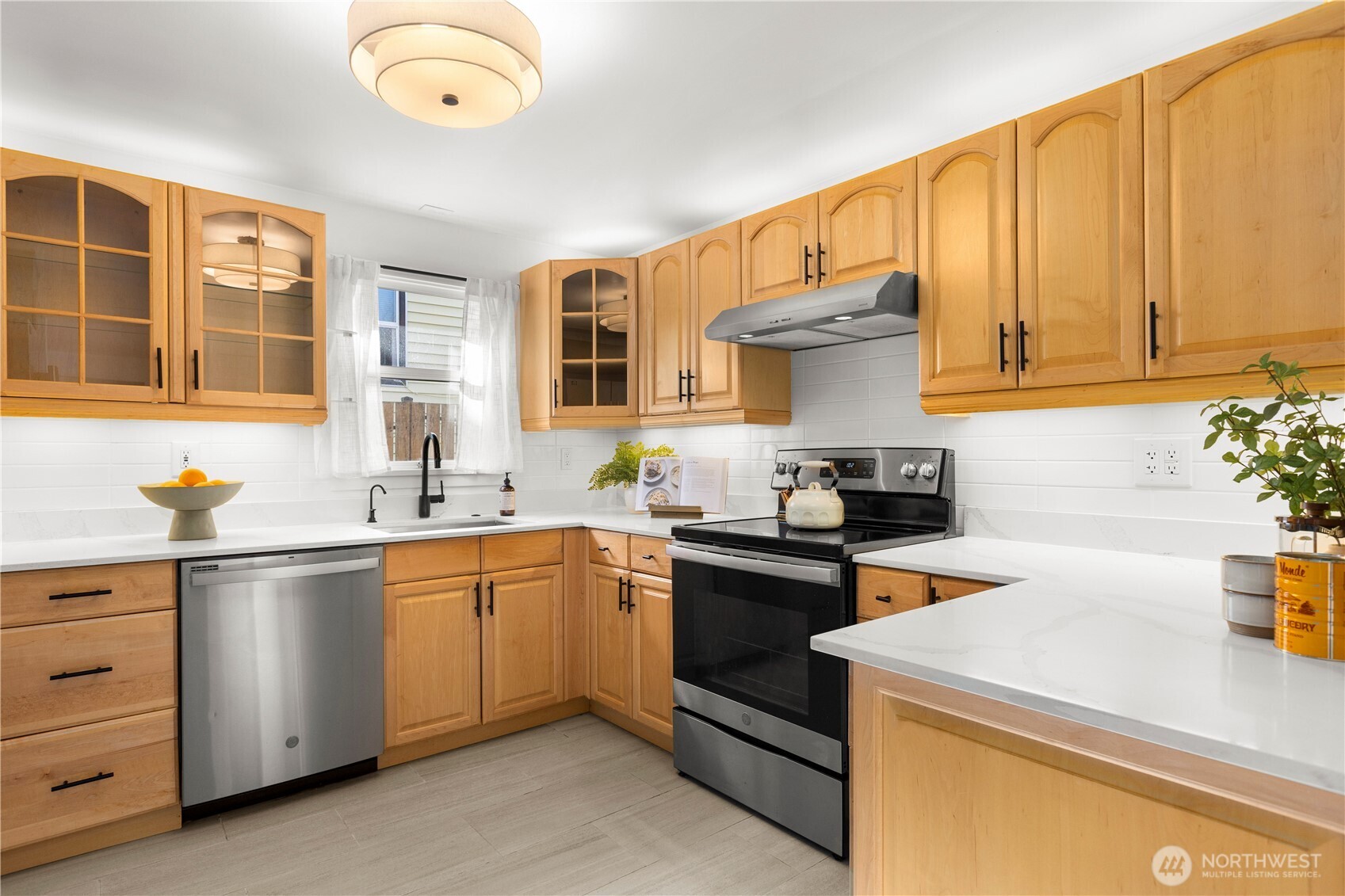 14052 Midvale Avenue North Seattle, WA 98133 - Photo 12 of 29
